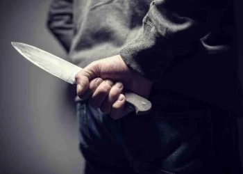 Pedepse simbolice pentru doi scandalagii din zona orașului Liteni, pentru că au încercat să-i facă ”buzunar” cu un cuțit în zona inimii, unui tânăr nevinovat. Victima a scăpat doar cu o tăietură de 19 cm pe hanorac
