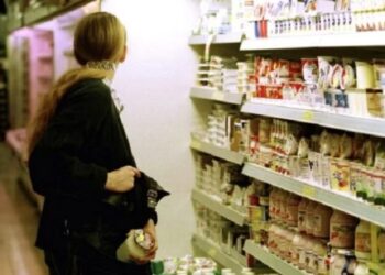O tânără de 19 ani s-a pricopsit cu un dosar penal, după ce a furat suc și brânză dintr-un magazin Profi, din cartierul Obcini