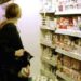 O tânără de 19 ani s-a pricopsit cu un dosar penal, după ce a furat suc și brânză dintr-un magazin Profi, din cartierul Obcini