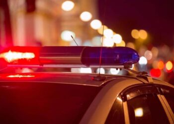 Un șofer beat a provocat un accident rutier în orașul Cajvana, imediat după ce a trecut ”pușcă” pe lângă o mașină de poliție