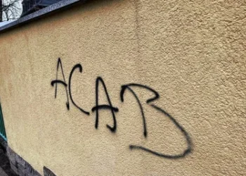 Dosar penal pentru un individ care mâzgâlea cu un spray negru pereții și mașinile care-i ieșeau în cale, pe strada Jean Bart din Suceava. Individul era beat și violent