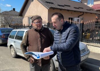VIDEO Viceprimarul Sucevei, Lucian Harșovschi, susține că străzile orașului arată ca după bombardament din cauza directorului de la ACET, Ștefan Groza: ”Orașul și sucevenii suferă din cauza nepăsării unei persoane care ar trebui să își facă treaba cu profesionalism, nu în derâdere”