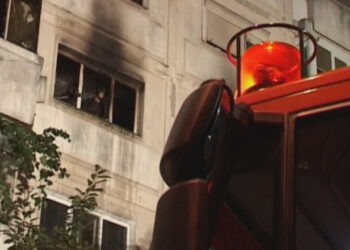 Locatarii unui bloc din Gura Humorului au fost evacuați, din cauza unui incendiu izbucnit de la o candelă aprinsă și lăsată nesupravegheată