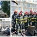 VIDEO Incendiu puternic la acoperișul unui bloc din Rădăuți, din cauza unui coș de fum. Pompierii militari au intervenit cu șapte autospeciale de stingere și trei autospeciale de lucru la înălțime