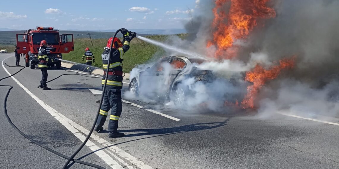 VIDEO Un autoturism s-a făcut scrum pe centura ocolitoare a municipiului Suceava, din cauza unui scurtcircuit