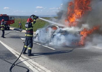 VIDEO Un autoturism s-a făcut scrum pe centura ocolitoare a municipiului Suceava, din cauza unui scurtcircuit