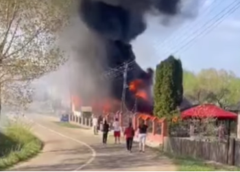 VIDEO Incendiu de proporții la două gospodării din comuna Comănești. Pompierii intervin cu șapte autospeciale de stingere