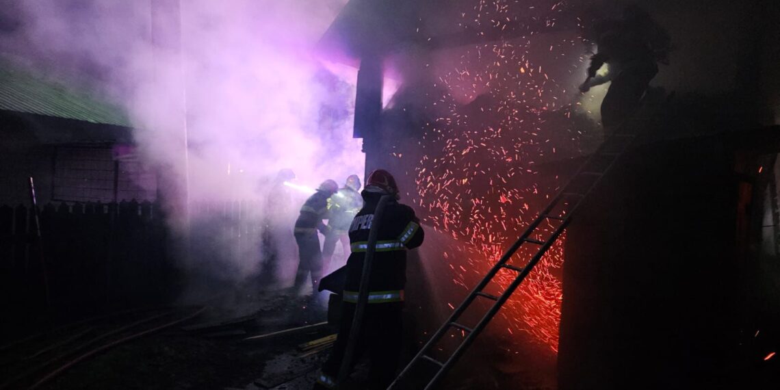 FOTO Incendiu izbucnit la o gospodărie din Frasin, în toiul nopții. Proprietarii sunt monitorizați de paramedici, după ce au suferit un atac de panică