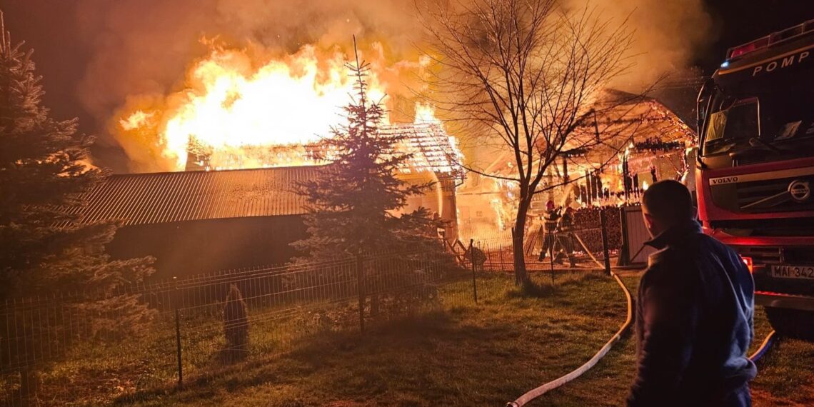 FOTO Incendiu izbucnit la o gospodărie din Frasin, în toiul nopții. Proprietarii sunt monitorizați de paramedici, după ce au suferit un atac de panică