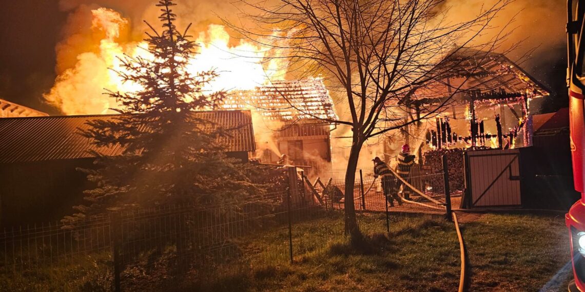 FOTO Incendiu izbucnit la o gospodărie din Frasin, în toiul nopții. Proprietarii sunt monitorizați de paramedici, după ce au suferit un atac de panică