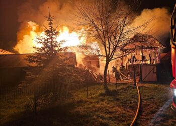 FOTO Incendiu izbucnit la o gospodărie din Frasin, în toiul nopții. Proprietarii sunt monitorizați de paramedici, după ce au suferit un atac de panică
