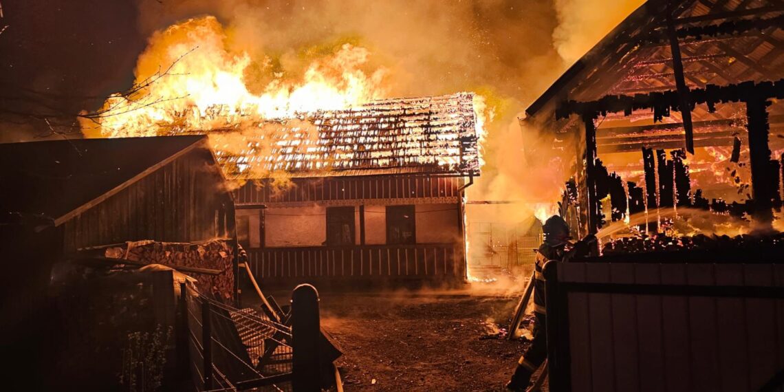 FOTO Incendiu izbucnit la o gospodărie din Frasin, în toiul nopții. Proprietarii sunt monitorizați de paramedici, după ce au suferit un atac de panică