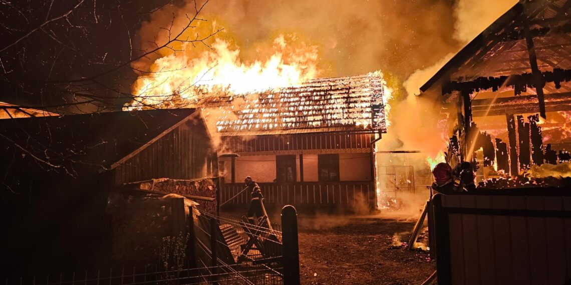 FOTO Incendiu izbucnit la o gospodărie din Frasin, în toiul nopții. Proprietarii sunt monitorizați de paramedici, după ce au suferit un atac de panică