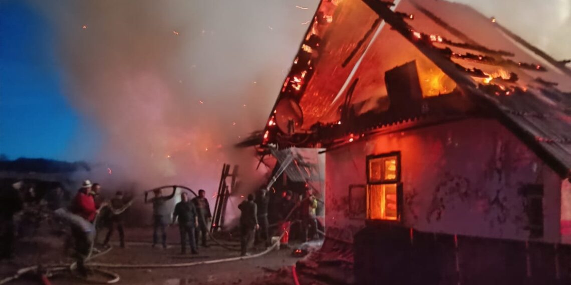 VIDEO Pagube de circa 20.000 de lei, în urma incendiului izbucnit la o gospodărie din orașul Milișăuți