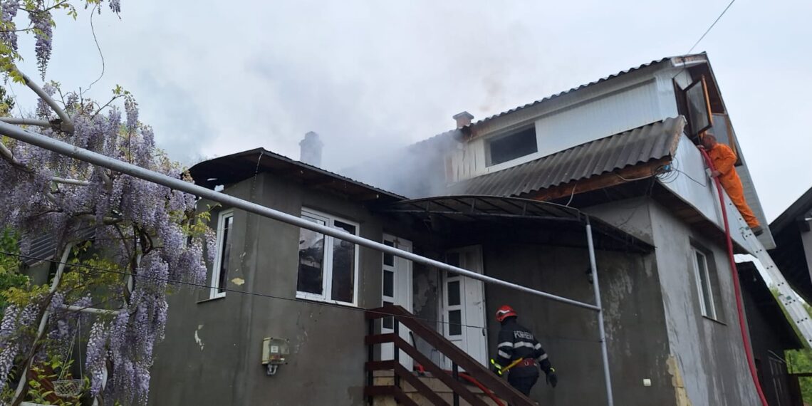 FOTO Incendiu la o gospodărie din Rădășeni, din cauza unui scurtcircuit. Pompierii au intervenit cu trei autospeciale de stingere