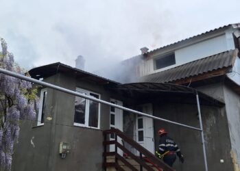 FOTO Incendiu la o gospodărie din Rădășeni, din cauza unui scurtcircuit. Pompierii au intervenit cu trei autospeciale de stingere