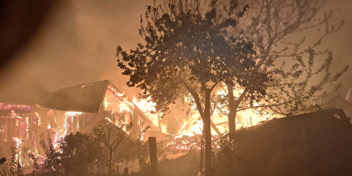 FOTO Două gospodării din Solca s-au făcut scrum, din cauza unui gospodar care a incendiat câțiva baloți de paie pentru a-și proteja pomii de îngheț. Pompierii au intervenit cu șapte autospeciale de stingere