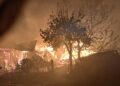 FOTO Două gospodării din Solca s-au făcut scrum, din cauza unui gospodar care a incendiat câțiva baloți de paie pentru a-și proteja pomii de îngheț. Pompierii au intervenit cu șapte autospeciale de stingere