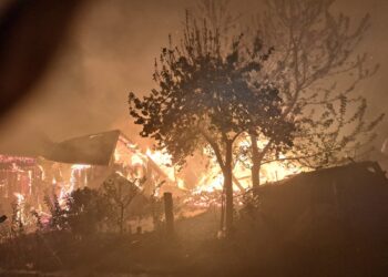 FOTO Două gospodării din Solca s-au făcut scrum, din cauza unui gospodar care a incendiat câțiva baloți de paie pentru a-și proteja pomii de îngheț. Pompierii au intervenit cu șapte autospeciale de stingere