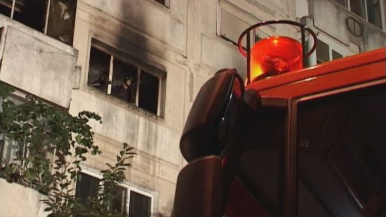 Locatarii unui bloc din Gura Humorului au fost evacuați, din cauza unui incendiu izbucnit de la o candelă aprinsă și lăsată nesupravegheată