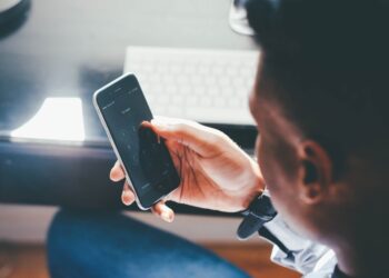 Un bărbat din Șcheia, care și-a pus telefonul la vânzare pe internet, a fost țepuit. Escrocul i-a luat telefonul și nu i-a dat niciun ban