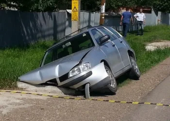 Un individ fără permis a ajuns la spital, după ce s-a izbit cu mașina într-un podeț din beton, din Vicovu de Sus. Bărbatul nu a putut fi testat cu aparatul etilotest