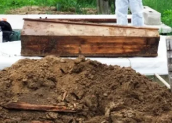 Un simpatizant al cultului ”Oastea Domnului” a profanat un mormânt din Corocăiești, după ce a visat că defunctul ar fi viu. Preotul a găsit mormântul săpat și capacul sicriului deschis