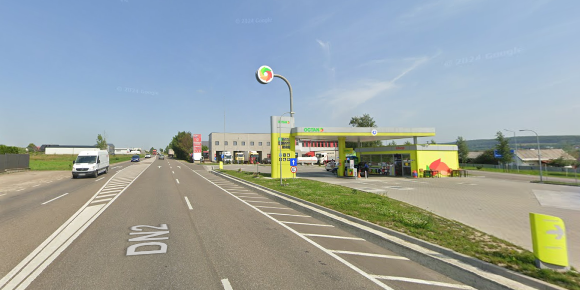 Un șofer a lovit cu mașina o pompă de carburant din Dărmănești, după ce a băut vodkă și bere în stația Peco