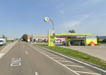 Un șofer a lovit cu mașina o pompă de carburant din Dărmănești, după ce a băut vodkă și bere în stația Peco