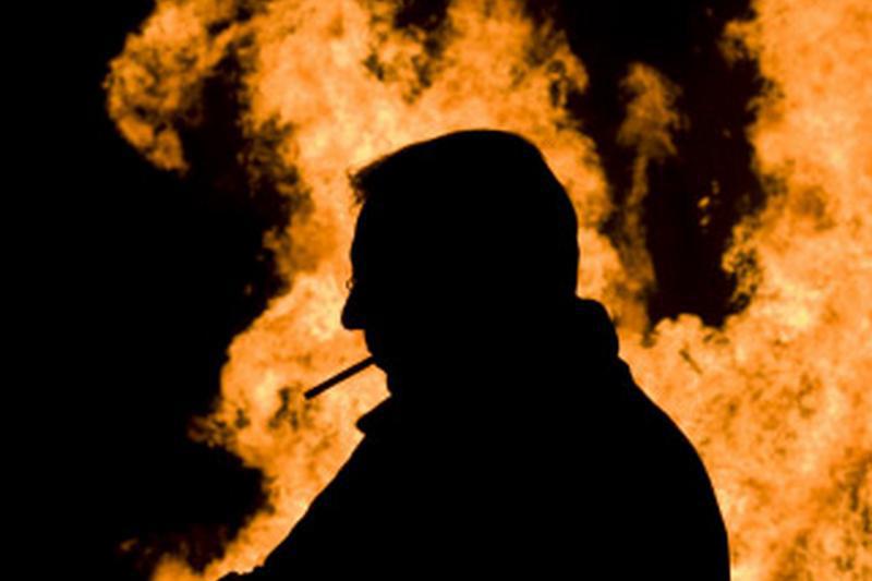 Doi indivizi au fost condamnați definitiv la câte trei ani de închisoare pentru că i-au incendiat ușa locuinței unui polițist de frontieră. Victima l-ar fi prins pe unul dintre inculpați cu țigări de contrabandă