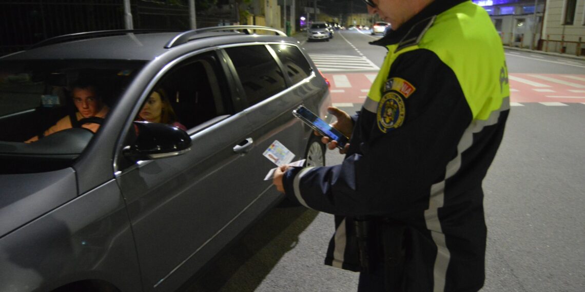 IPJ Suceava: Autoturism imobilizat, autovehicule fără asigurare sau neînmatriculate, șoferi fără permis identificați de polițiști cu utilizarea aplicației ”E-DAC”
