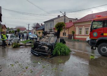 VIDEO Accident spectaculos la Rădăuți. O femeie s-a răsturnat cu mașina, după ce a lovit un autoturism și a doborât un copac. Momentul a fost surprins de o cameră de supraveghere