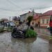 VIDEO Accident spectaculos la Rădăuți. O femeie s-a răsturnat cu mașina, după ce a lovit un autoturism și a doborât un copac. Momentul a fost surprins de o cameră de supraveghere