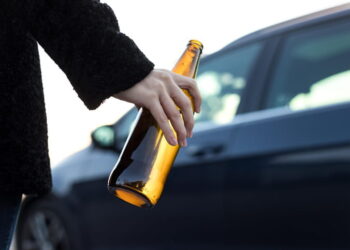 Trei ani de închisoare cu suspendare pentru un șofer beat muci, ce s-a izbit în autoturismul condus de un bărbat care dădea cu spatele, vorbind la telefon, fără să se asigure. Inculpatul a fugit de la fața locului și a fost găsit de polițiști întins pe sol