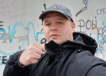 Hoțul recidivist Ștefan Semian, condamnat la trei ani și patru luni de închisoare și la o amendă penală de 2.200 de lei. Ultima pedeapsă a primit-o pentru că a furat o bicicletă, iar când a fost prins de proprietar a sunat la 112 pentru a se plânge că a fost bătut