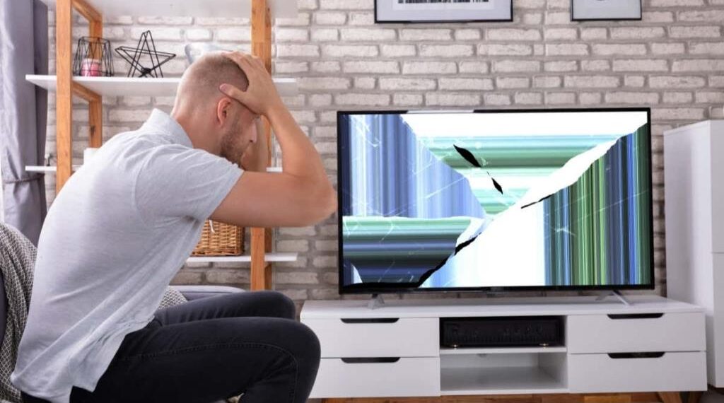 Un bărbat din Frasin și-a bătut soția, crezând că ea a stricat televizorul