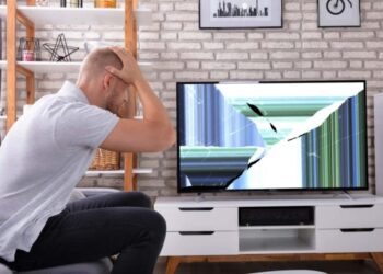 Un bărbat din Frasin și-a bătut soția, crezând că ea a stricat televizorul