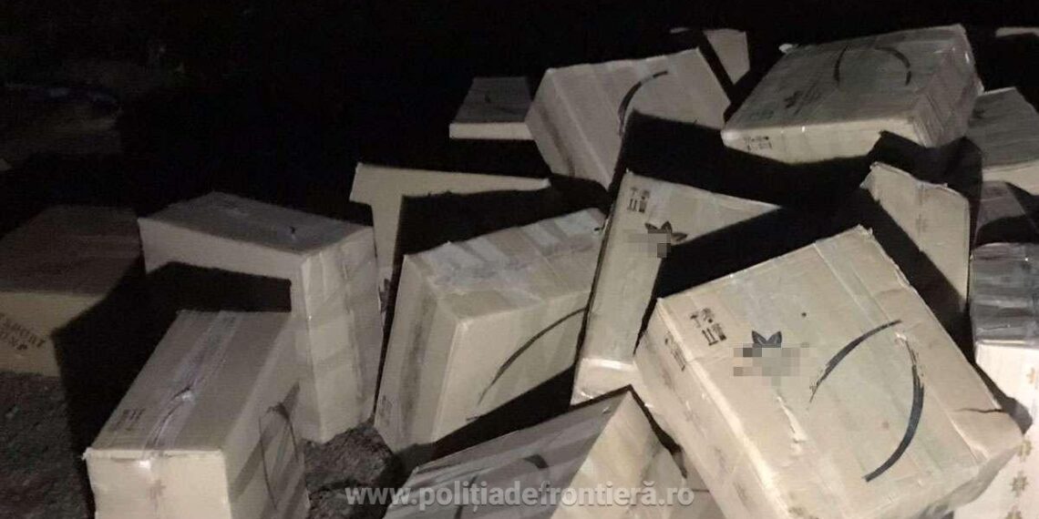 FOTO Focuri de armă trase de polițiștii de frontieră din Izvoarele Sucevei, în încercarea de a prinde niște indivizi care încărcau baxuri cu țigări de contrabandă în două autoturisme. Indivizii au fugit, abandonând două mașini și circa 35.000 de pachete cu țigări