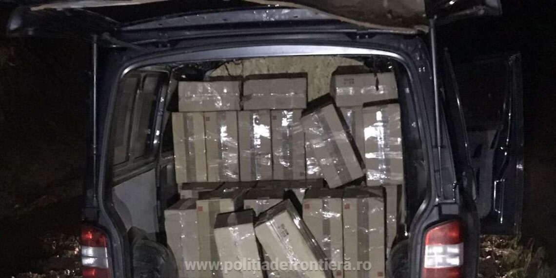 FOTO Focuri de armă trase de polițiștii de frontieră din Izvoarele Sucevei, în încercarea de a prinde niște indivizi care încărcau baxuri cu țigări de contrabandă în două autoturisme. Indivizii au fugit, abandonând două mașini și circa 35.000 de pachete cu țigări