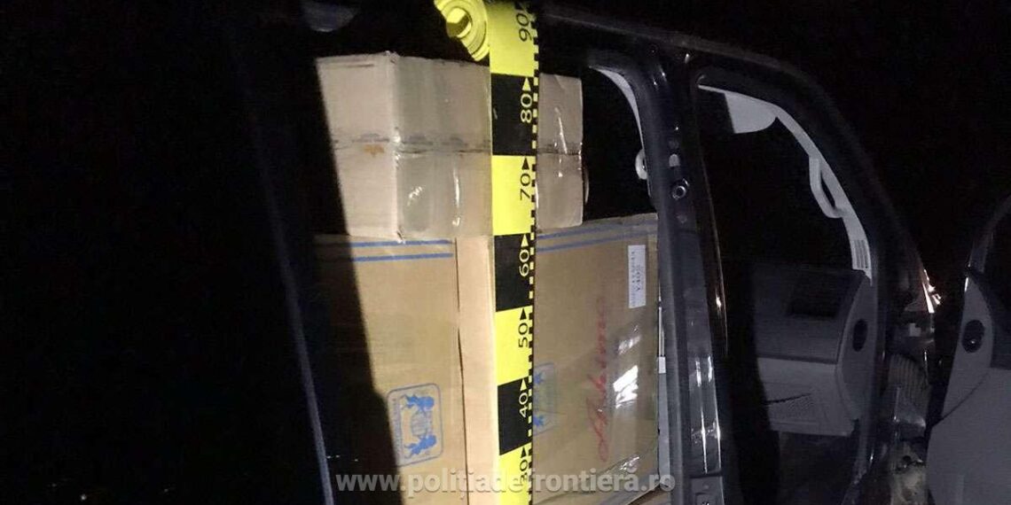 FOTO Focuri de armă trase de polițiștii de frontieră din Izvoarele Sucevei, în încercarea de a prinde niște indivizi care încărcau baxuri cu țigări de contrabandă în două autoturisme. Indivizii au fugit, abandonând două mașini și circa 35.000 de pachete cu țigări