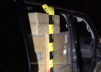 FOTO Focuri de armă trase de polițiștii de frontieră din Izvoarele Sucevei, în încercarea de a prinde niște indivizi care încărcau baxuri cu țigări de contrabandă în două autoturisme. Indivizii au fugit, abandonând două mașini și circa 35.000 de pachete cu țigări