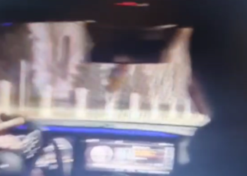 VIDEO Urmărire ca în filme pe străzile din Rădăuți, după un șofer rupt de beat. Polițiștii au reușit să oprească Merțanul cu dispozitivul ”Spike”