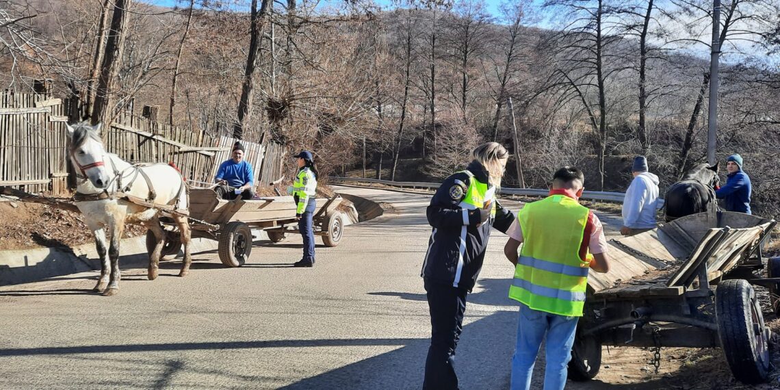 FOTO Polițiștii suceveni au discutat cu vreo 50 de bicicliști și căruțași și le-au oferit veste reflectorizante, în încercarea de a-i responsabiliza