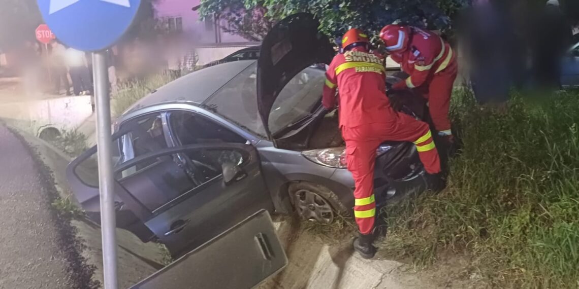 VIDEO Accident rutier pe raza comunei Bosanci, cu un autoturism ce a ieșit în afara drumului. Două persoane ai rămas încarcerate