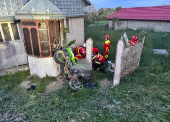 VIDEO Accident rutier mortal în comuna Dumbrăveni. O motocicletă s-a izbit într-un gard. Un tânăr a murit, iar altul are multiple traumatisme