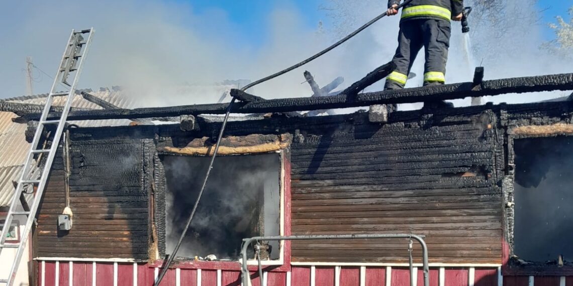 FOTO Incendiu la casă din Voitinel. Un bărbat cu handicap, în vârstă de 36 de ani, a fost găsit decedat