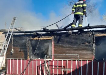 FOTO Incendiu la casă din Voitinel. Un bărbat cu handicap, în vârstă de 36 de ani, a fost găsit decedat