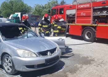 VIDEO Un sucevean și-a încheiat socotelile cu viața, dându-și foc în mașina sa, în parcarea fostei fabrici Rulmentul din Șcheia