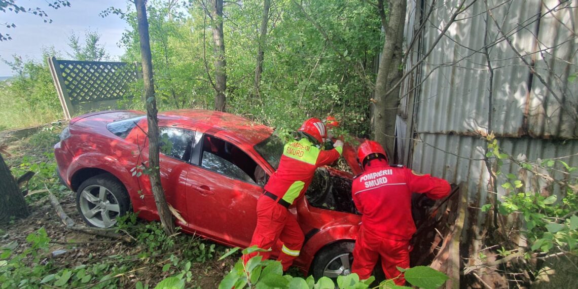 FOTO Un tânăr de 19 ani a ajuns la spital, după ce a ieșit cu mașina în afara drumului, în zona fostei ”Termica”