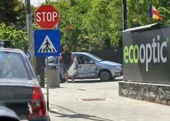 FOTO Accident rutier pe Serpentine, provocat de o mașină de ”Școală”. Instructorul și-a lăsat elevul să pătrundă în intersecție fără a se asigura și a respecta indicatorul ”STOP”